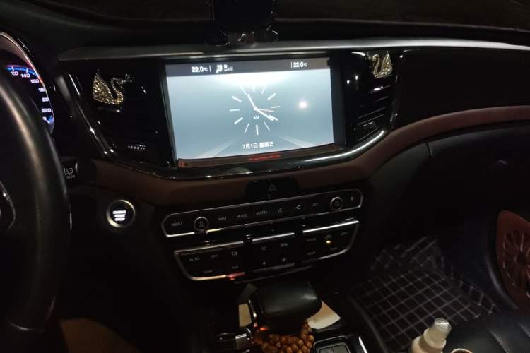 Used GAC Trumpchi GS8 2017 320T Two-Wheel Drive Luxury Smart Connectivity Version (7 Seats) Audio And AC Panel