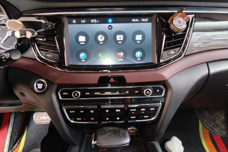Used GAC Trumpchi GS8 2017 320T Two-Wheel Drive Luxury Smart Connectivity Version (7 Seats) Audio And AC Panel