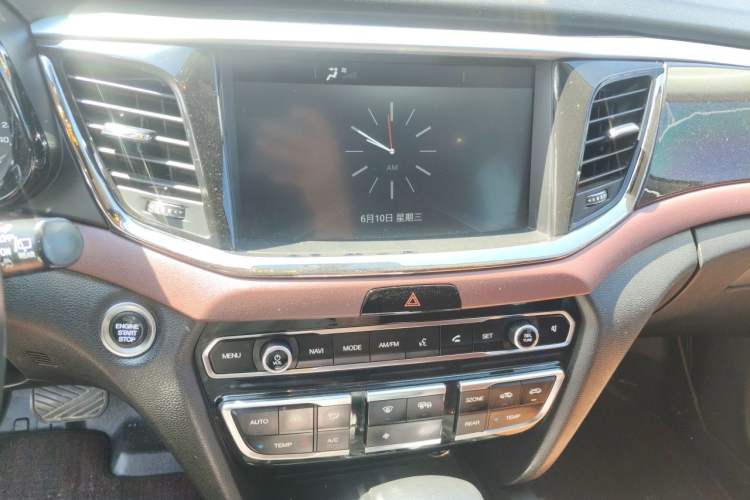 Used GAC Trumpchi GS8 2017 320T Two-Wheel Drive Luxury Smart Connectivity Version (7 Seats) Audio And AC Panel