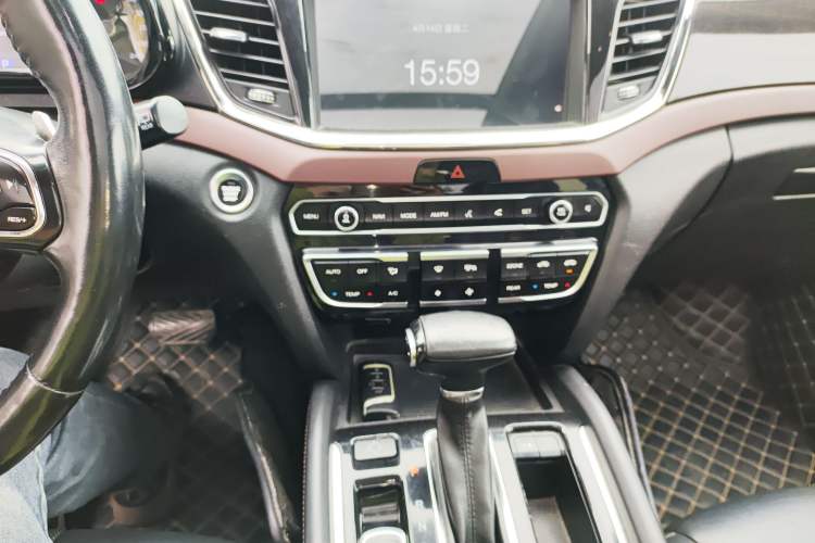 Used GAC Trumpchi GS8 2017 320T Two-Wheel Drive Luxury Smart Connectivity Version (7 Seats) Audio And AC Panel