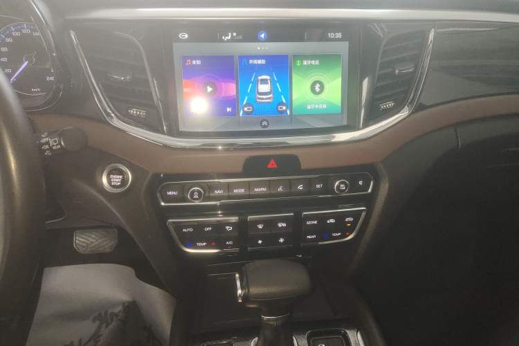 Used GAC Trumpchi GS8 2017 320T Two-Wheel Drive Luxury Smart Connectivity Version (7 Seats) Audio And AC Panel