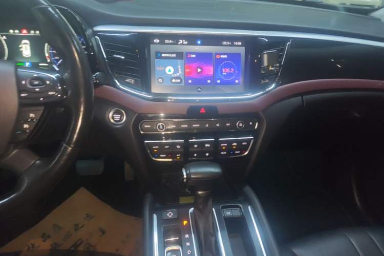 Used GAC Trumpchi GS8 2017 320T Two-Wheel Drive Luxury Smart Connectivity Version (7 Seats) Audio And AC Panel