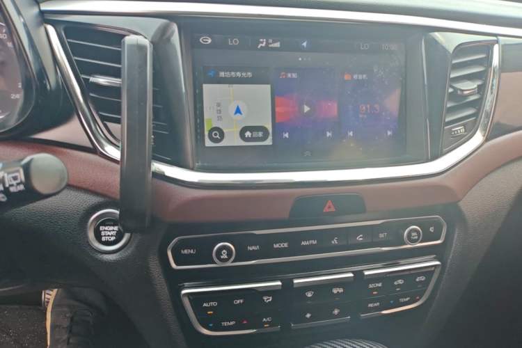 Used GAC Trumpchi GS8 2017 320T Two-Wheel Drive Luxury Smart Connectivity Version (7 Seats) Audio And AC Panel