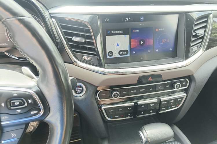 Used GAC Trumpchi GS8 2017 320T Two-Wheel Drive Luxury Smart Connectivity Version (7 Seats) Audio And AC Panel