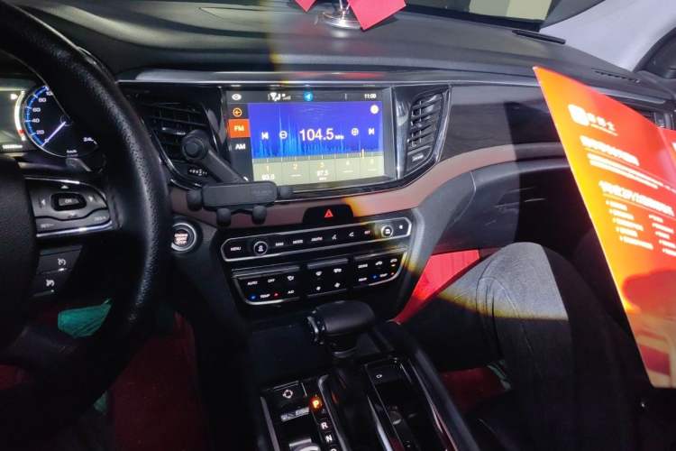 Used GAC Trumpchi GS8 2017 320T Two-Wheel Drive Luxury Smart Connectivity Version (7 Seats) Audio And AC Panel