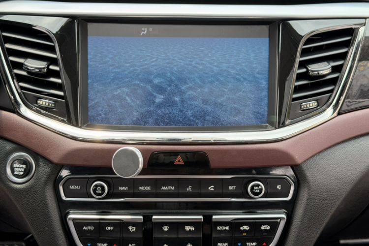 Used GAC Trumpchi GS8 2017 320T Two-Wheel Drive Luxury Smart Connectivity Version (7 Seats) Audio And AC Panel