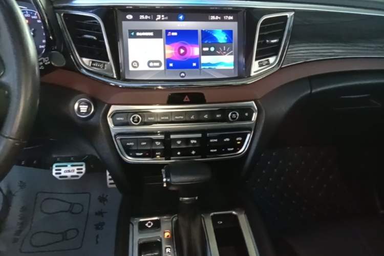 Used GAC Trumpchi GS8 2017 320T Two-Wheel Drive Luxury Smart Connectivity Version (7 Seats) Audio And AC Panel