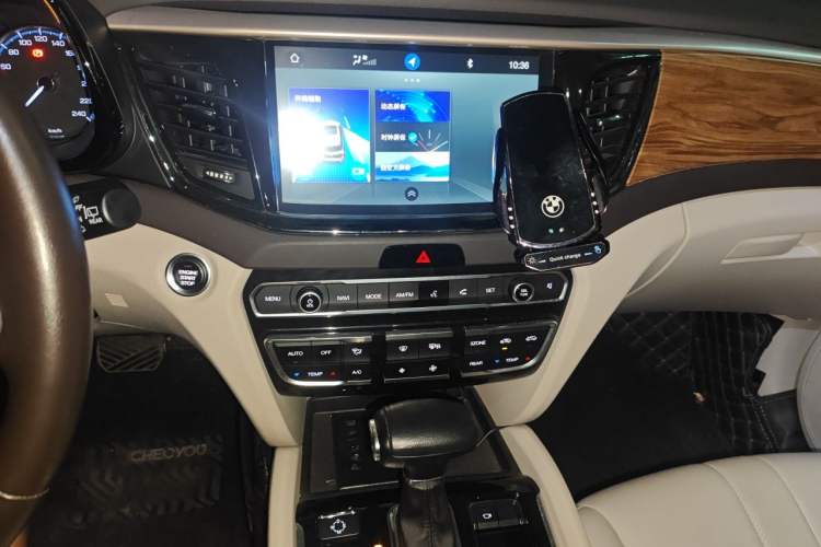 Used GAC Trumpchi GS8 2017 320T Two-Wheel Drive Luxury Smart Connectivity Version (7 Seats) Audio And AC Panel