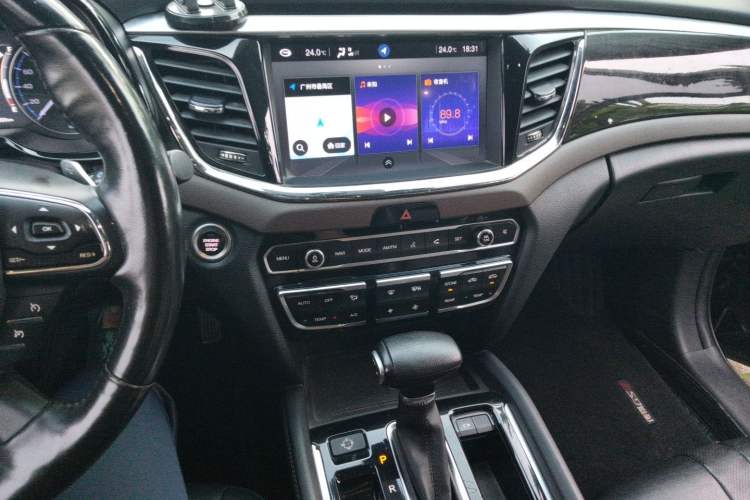 Used GAC Trumpchi GS8 2017 320T Two-Wheel Drive Luxury Smart Connectivity Version (7 Seats) Audio And AC Panel