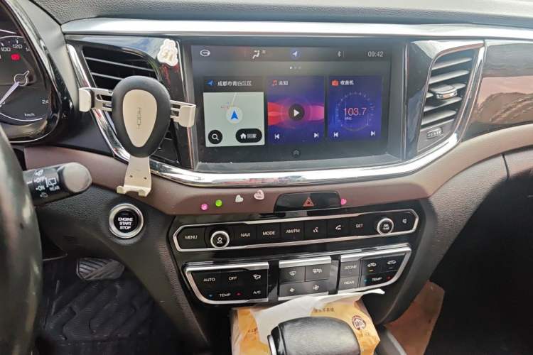 Used GAC Trumpchi GS8 2017 320T Two-Wheel Drive Luxury Smart Connectivity Version (7 Seats) Audio And AC Panel