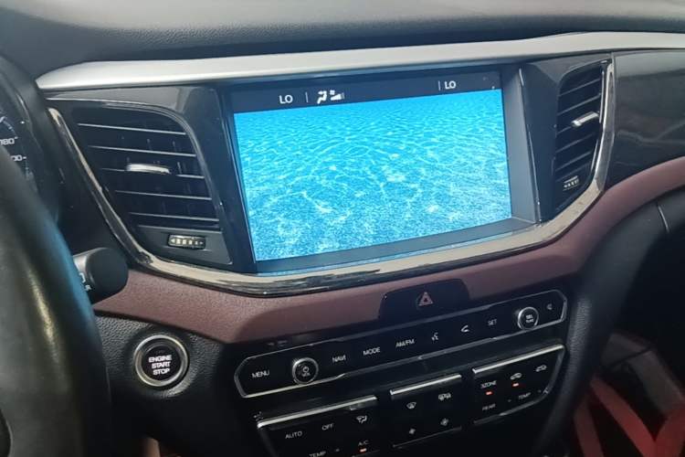 Used GAC Trumpchi GS8 2017 320T Two-Wheel Drive Luxury Smart Connectivity Version (7 Seats) Audio And AC Panel