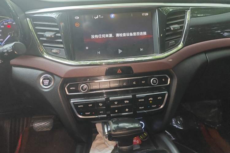 Used GAC Trumpchi GS8 2017 320T Two-Wheel Drive Luxury Smart Connectivity Version (7 Seats) Audio And AC Panel