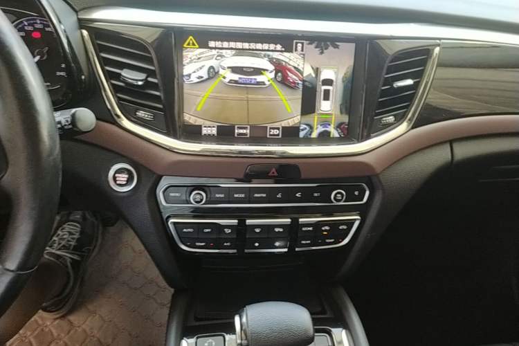 Used GAC Trumpchi GS8 2017 320T Two-Wheel Drive Luxury Smart Connectivity Version (7 Seats) Audio And AC Panel