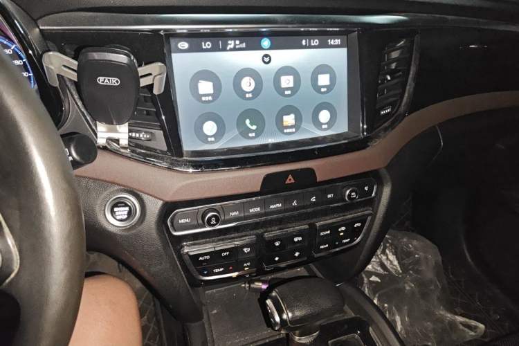 Used GAC Trumpchi GS8 2017 320T Two-Wheel Drive Luxury Smart Connectivity Version (7 Seats) Audio And AC Panel