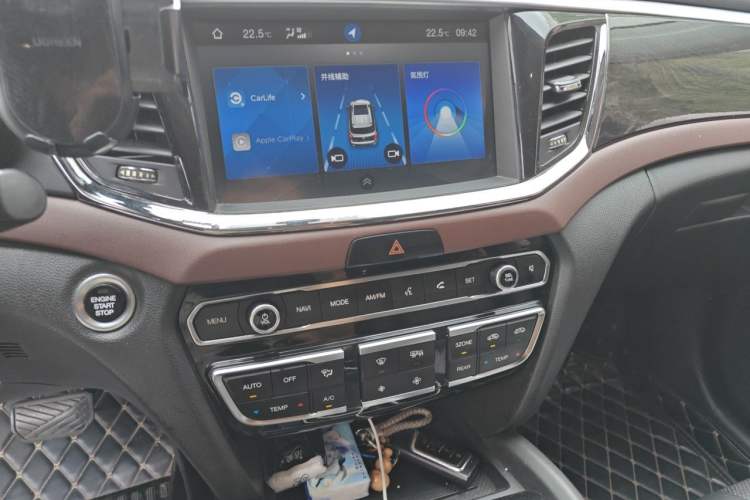 Used GAC Trumpchi GS8 2017 320T Two-Wheel Drive Luxury Smart Connectivity Version (7 Seats) Audio And AC Panel