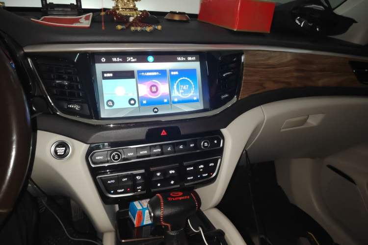 Used GAC Trumpchi GS8 2017 320T Four-Wheel Drive Luxury Smart Connectivity Version (7 Seats) Audio And AC Panel