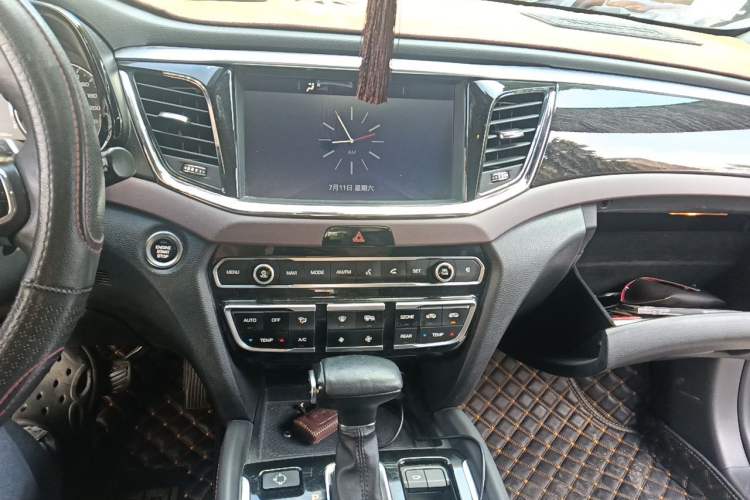 Used GAC Trumpchi GS8 2017 320T Two-Wheel Drive Luxury Smart Connectivity Version (7 Seats) Audio And AC Panel