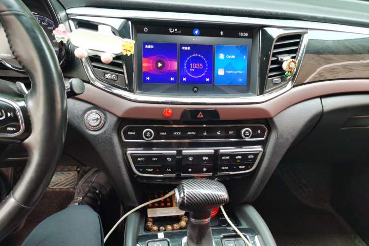 Used GAC Trumpchi GS8 2017 320T Two-Wheel Drive Luxury Smart Connectivity Version (7 Seats) Audio And AC Panel