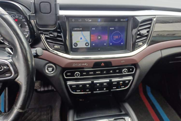 Used GAC Trumpchi GS8 2017 320T Two-Wheel Drive Luxury Smart Connectivity Version (7 Seats) Audio And AC Panel