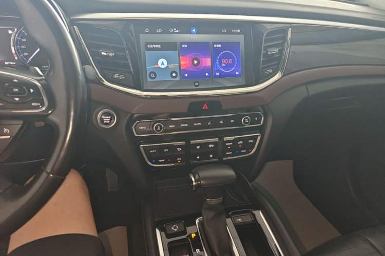 Used GAC Trumpchi GS8 2017 320T Two-Wheel Drive Luxury Smart Connectivity Version (7 Seats) Audio And AC Panel