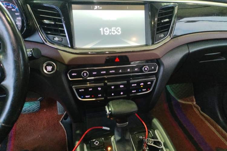 Used GAC Trumpchi GS8 2017 320T Two-Wheel Drive Luxury Smart Connectivity Version (7 Seats) Audio And AC Panel