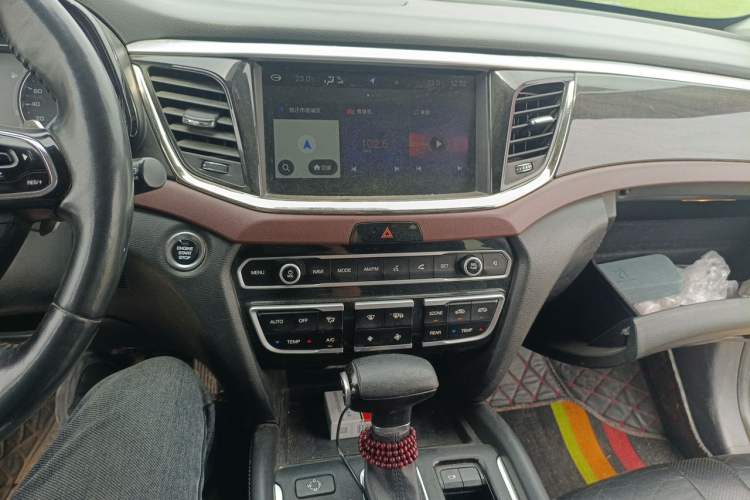 Used GAC Trumpchi GS8 2017 320T Two-Wheel Drive Luxury Smart Connectivity Version (7 Seats) Audio And AC Panel