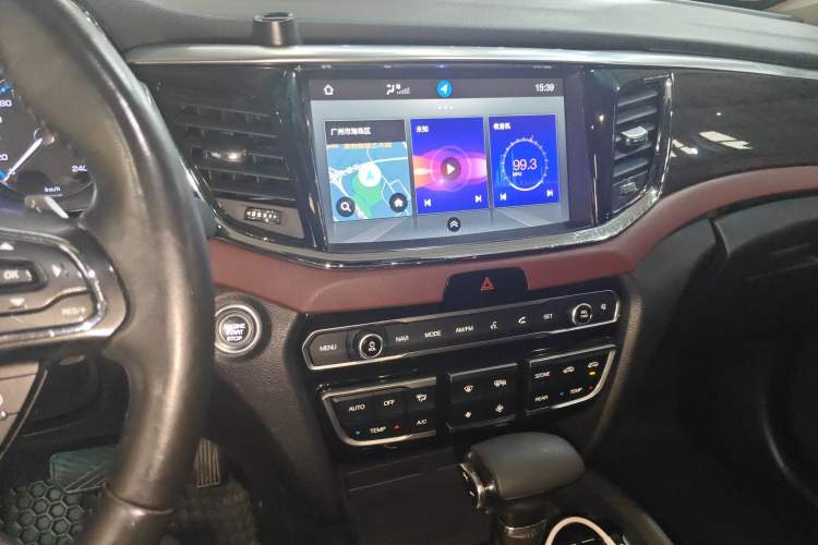 Used GAC Trumpchi GS8 2017 320T Two-Wheel Drive Luxury Smart Connectivity Version (7 Seats) Audio And AC Panel