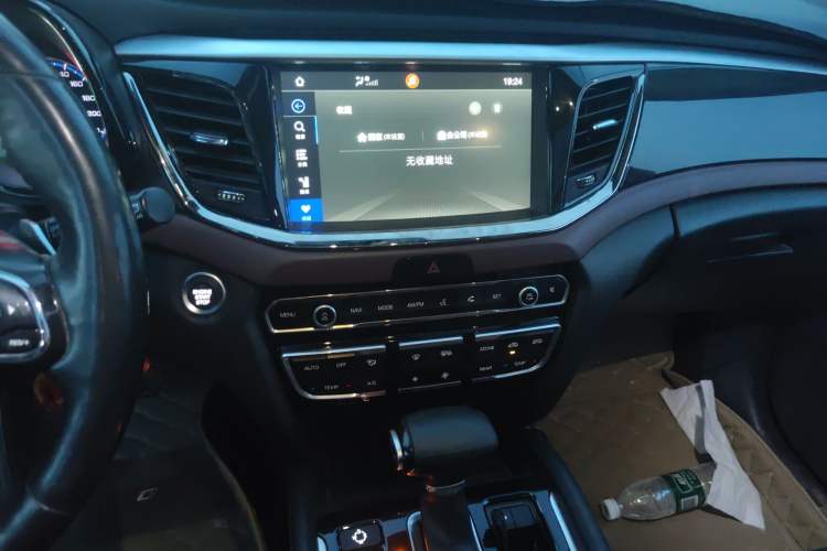 Used GAC Trumpchi GS8 2017 320T Two-Wheel Drive Luxury Smart Connectivity Version (7 Seats) Audio And AC Panel