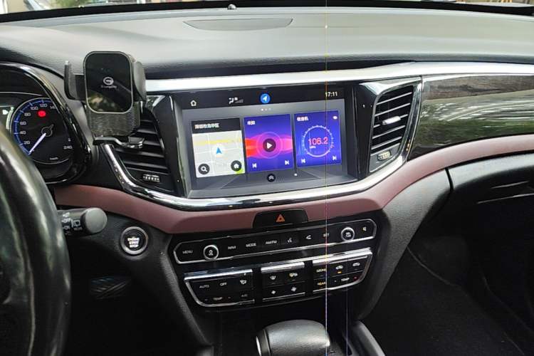Used GAC Trumpchi GS8 2017 320T Two-Wheel Drive Luxury Smart Connectivity Version (7 Seats) Audio And AC Panel