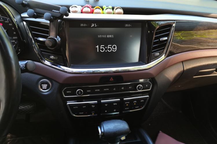 Used GAC Trumpchi GS8 2017 320T Two-Wheel Drive Luxury Smart Connectivity Version (7 Seats) Audio And AC Panel