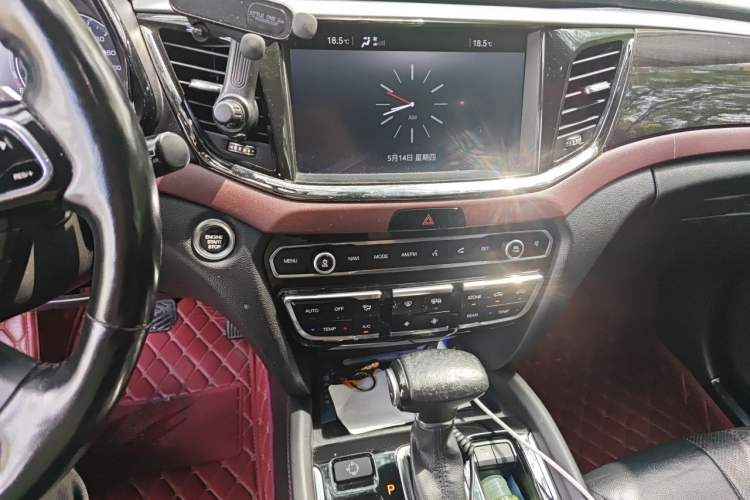 Used GAC Trumpchi GS8 2017 320T Two-Wheel Drive Luxury Smart Connectivity Version (7 Seats) Audio And AC Panel