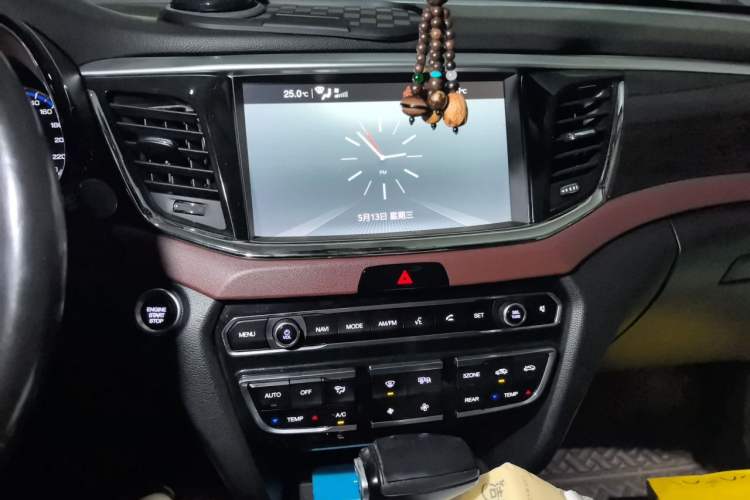 Used GAC Trumpchi GS8 2017 320T Two-Wheel Drive Luxury Smart Connectivity Version (7 Seats) Audio And AC Panel