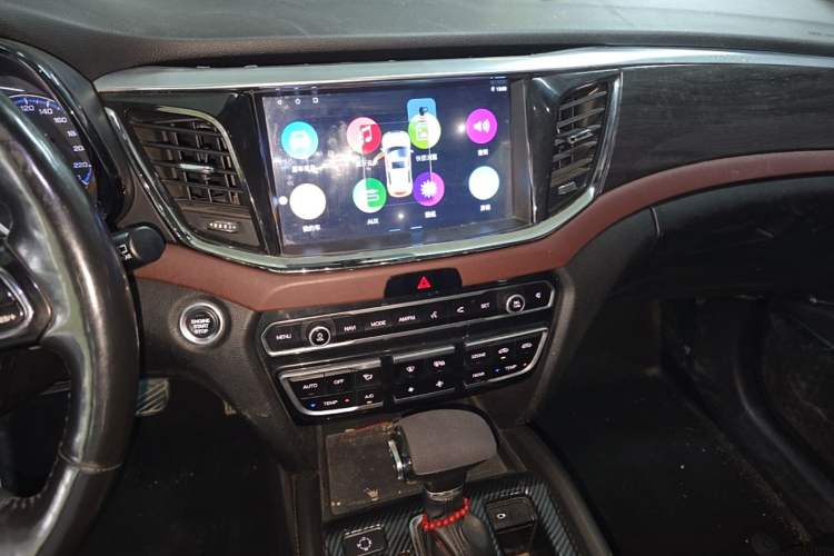 Used GAC Trumpchi GS8 2017 320T Two-Wheel Drive Luxury Smart Connectivity Version (7 Seats) Audio And AC Panel