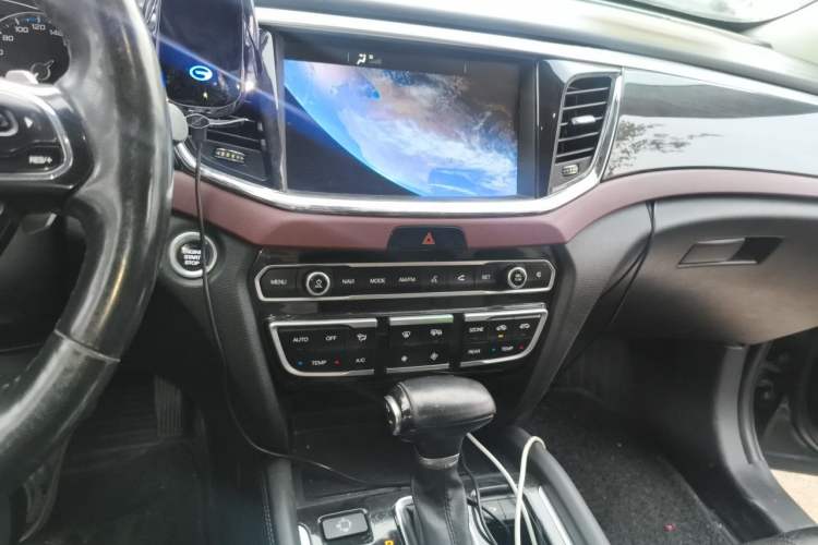 Used GAC Trumpchi GS8 2017 320T Four-Wheel Drive Luxury Smart Connectivity Version (7 Seats) Audio And AC Panel