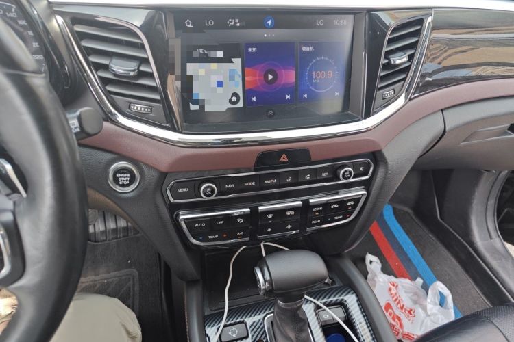 Used GAC Trumpchi GS8 2017 320T Two-Wheel Drive Luxury Smart Connectivity Version (7 Seats) Audio And AC Panel