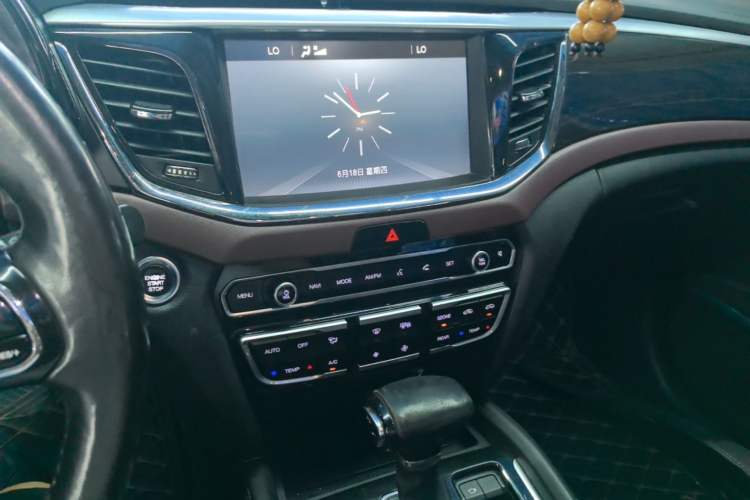 Used GAC Trumpchi GS8 2017 320T Two-Wheel Drive Luxury Smart Connectivity Version (7 Seats) Audio And AC Panel