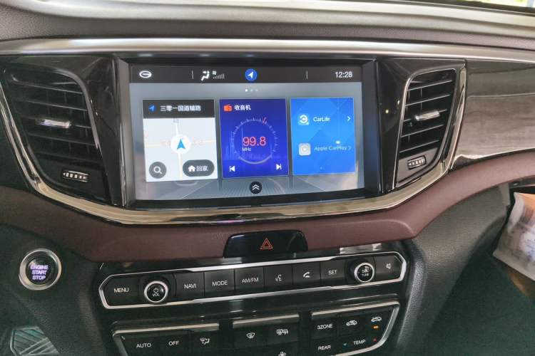 Used GAC Trumpchi GS8 2017 320T Two-Wheel Drive Luxury Smart Connectivity Version (7 Seats) Audio And AC Panel