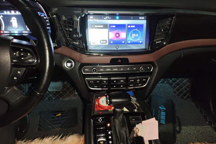 Used GAC Trumpchi GS8 2017 320T Four-Wheel Drive Luxury Smart Connectivity Version (7 Seats) Audio And AC Panel