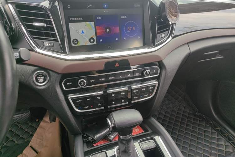 Used GAC Trumpchi GS8 2017 320T Two-Wheel Drive Luxury Smart Connectivity Version (7 Seats) Audio And AC Panel