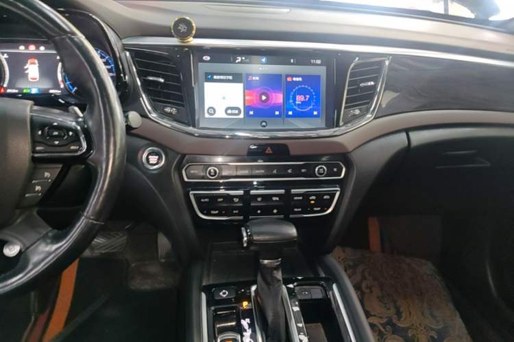 Used GAC Trumpchi GS8 2017 320T Two-Wheel Drive Luxury Smart Connectivity Version (7 Seats) Audio And AC Panel