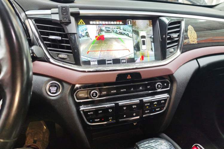 Used GAC Trumpchi GS8 2017 320T Two-Wheel Drive Luxury Smart Connectivity Version (7 Seats) Audio And AC Panel