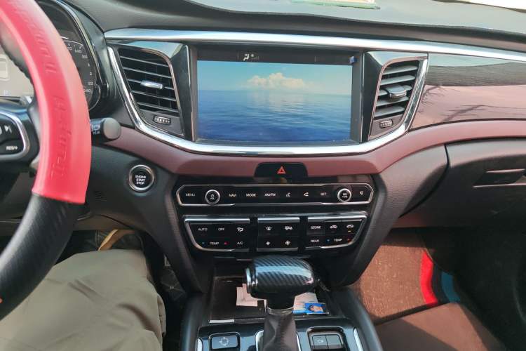 Used GAC Trumpchi GS8 2017 320T Two-Wheel Drive Luxury Smart Connectivity Version (7 Seats) Audio And AC Panel