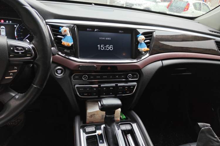 Used GAC Trumpchi GS8 2017 320T Two-Wheel Drive Luxury Smart Connectivity Version (7 Seats) Audio And AC Panel
