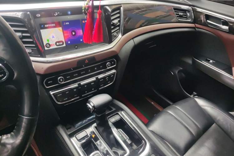 Used GAC Trumpchi GS8 2017 320T Two-Wheel Drive Luxury Smart Connectivity Version (7 Seats) Audio And AC Panel