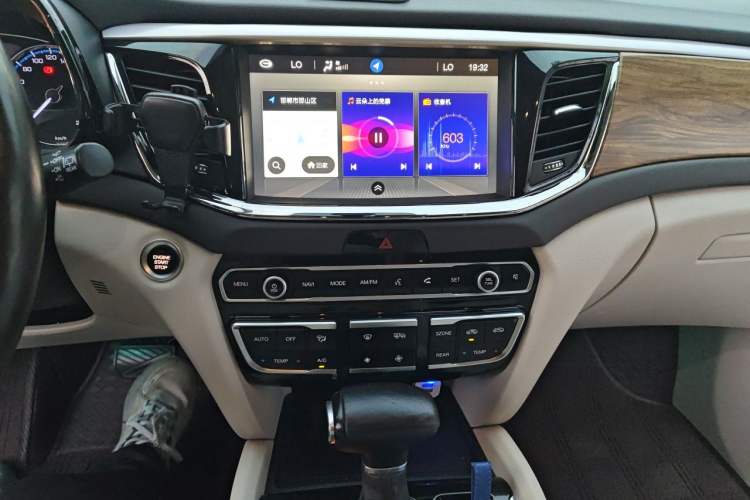 Used GAC Trumpchi GS8 2017 320T Two-Wheel Drive Luxury Smart Connectivity Version (7 Seats) Audio And AC Panel