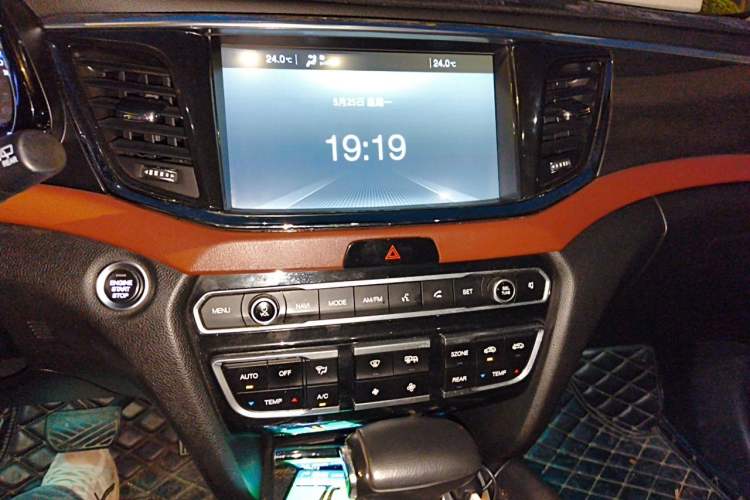 Used GAC Trumpchi GS8 2017 320T Two-Wheel Drive Luxury Smart Connectivity Version (7 Seats) Audio And AC Panel