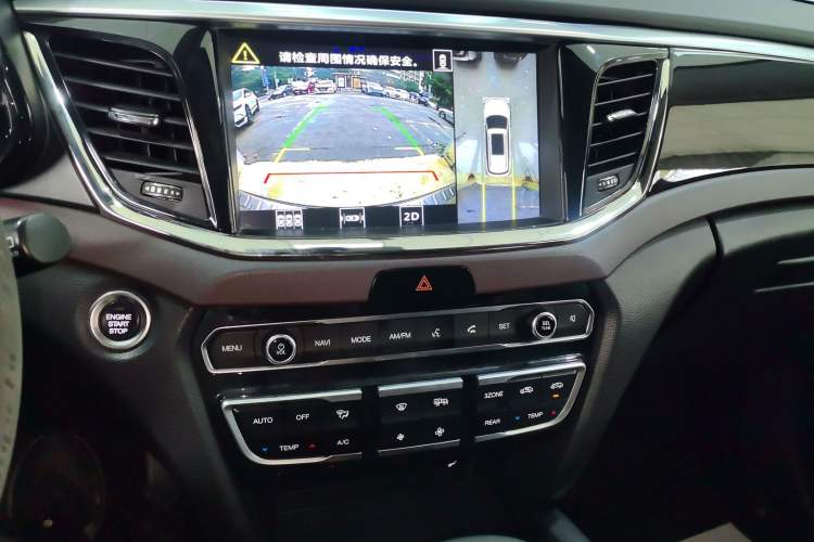 Used GAC Trumpchi GS8 2017 320T Two-Wheel Drive Luxury Smart Connectivity Version (7 Seats) Audio And AC Panel