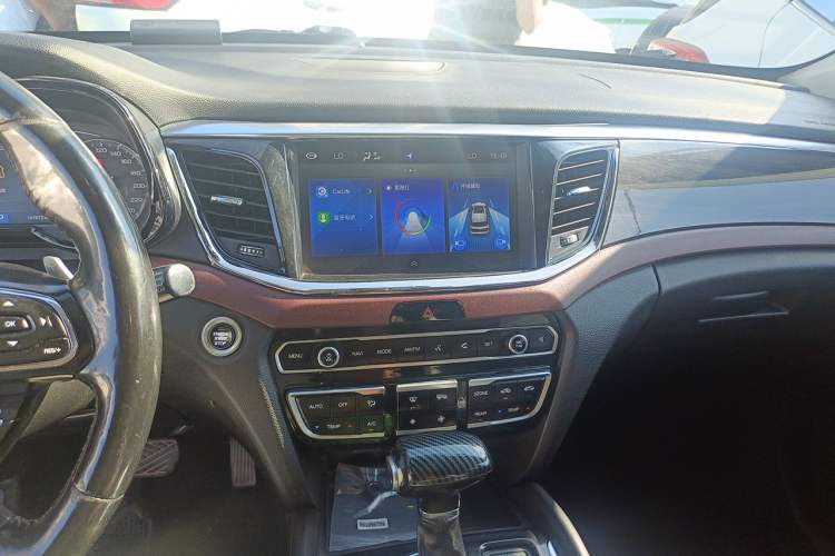 Used GAC Trumpchi GS8 2017 320T Two-Wheel Drive Luxury Smart Connectivity Version (7 Seats) Audio And AC Panel