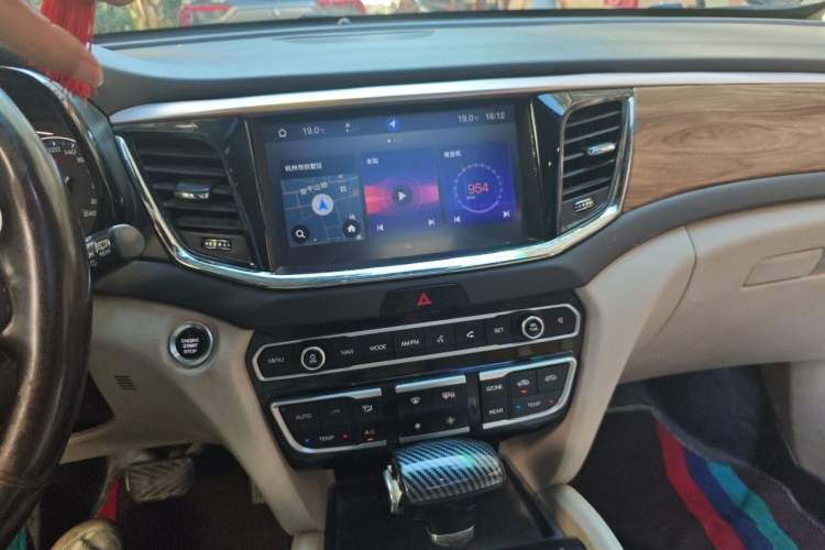 Used GAC Trumpchi GS8 2017 320T Two-Wheel Drive Luxury Smart Connectivity Version (7 Seats) Audio And AC Panel