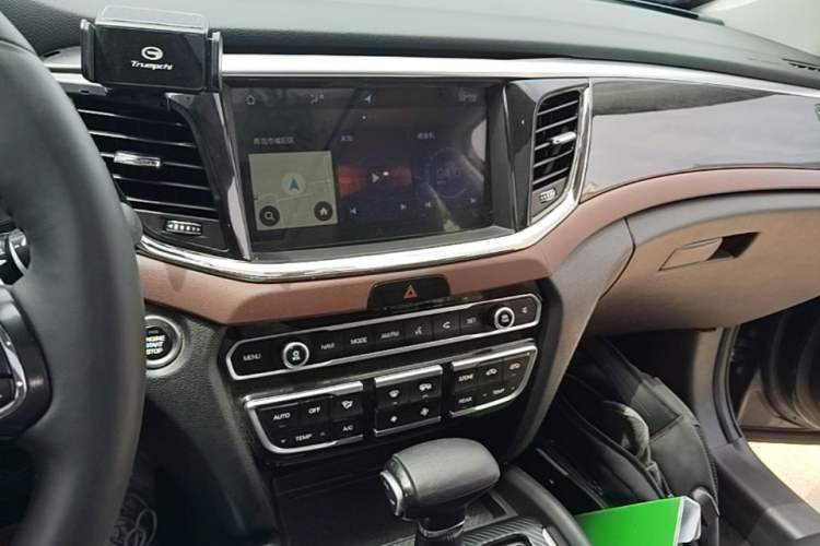 Used GAC Trumpchi GS8 2017 320T Two-Wheel Drive Luxury Smart Connectivity Version (7 Seats) Audio And AC Panel